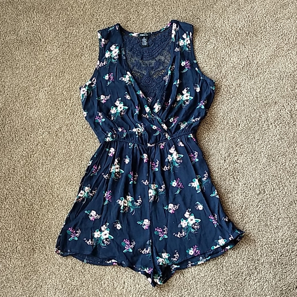 Rue21 Women’s Romper Size XS in navy with flowers